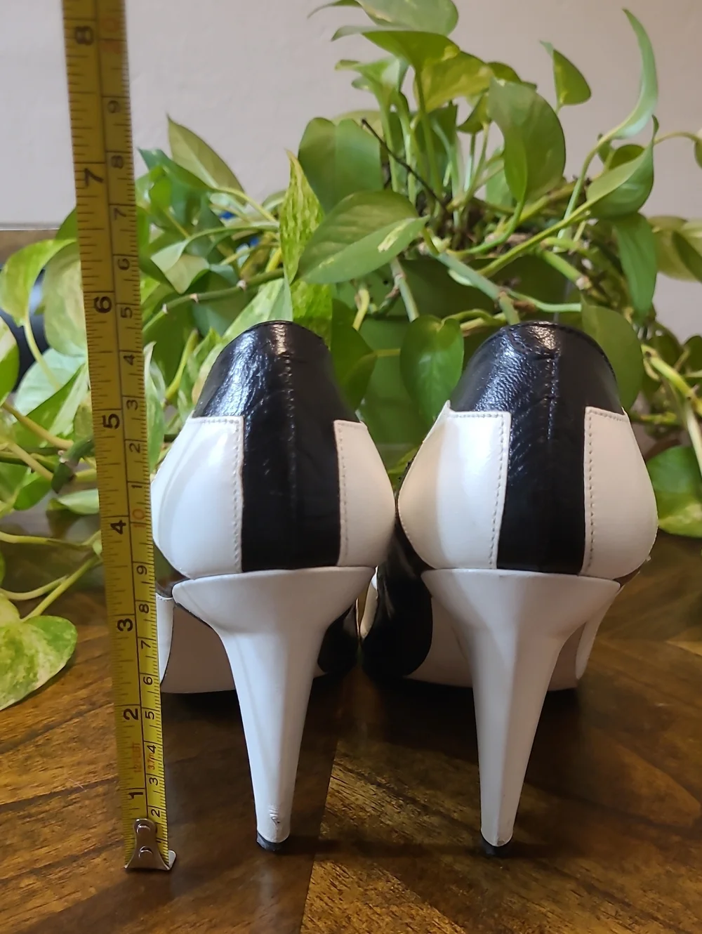 Vtg CinCin Two-Tone Black & White Pointed-Toe Pumps